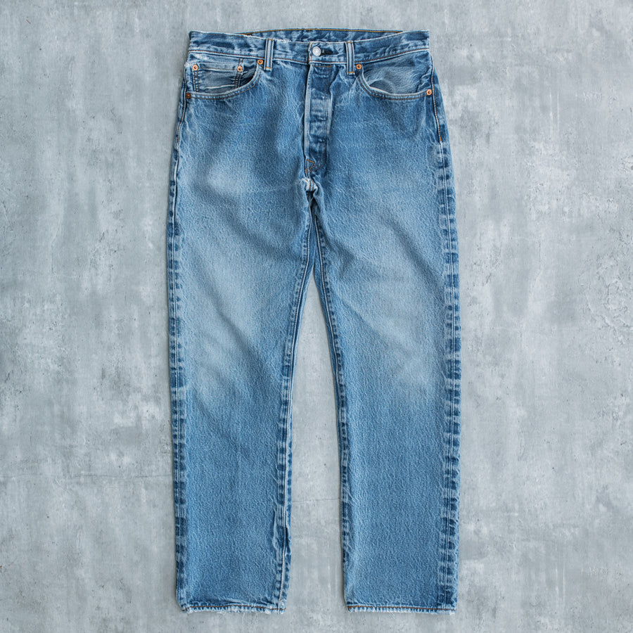 VINTAGE LEVI'S 501 DENIM WASHED INDIGO (FITS AS 32)